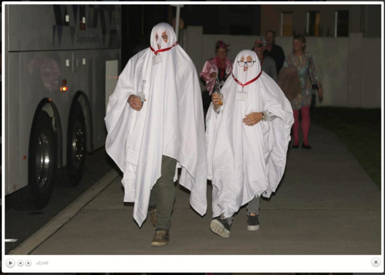 Clarkson Signs dress up Clarkson Signs dress up